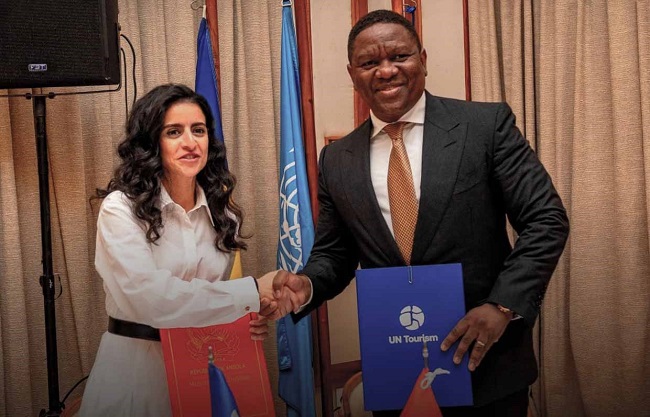 Ministro do Turismo, M&aacute;rcio Daniel, e secret&aacute;ria-geral da ONU Turismo, Shaikha Al Nowais, assinaram ades&atilde;o de Angola a plataforma UN-PASS