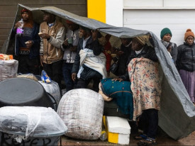 Migrantes ficam ao relento ap&oacute;s encerramento de centro de repatriamento - DR