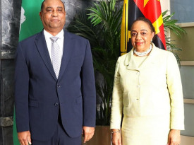 Secret&aacute;ria de Estado para as Rela&ccedil;&otilde;es Exteriores, Esmeralda Mendon&ccedil;a, reuniu-se com embaixador de Cuba acreditado em Angola, &Oacute;scar L&eacute;on Gonzalez - MIREX