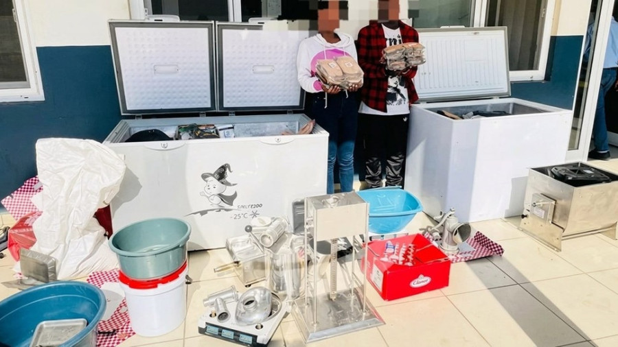 Pol&iacute;cia mo&ccedil;ambicana desmantela f&aacute;brica ilegal de embutidos