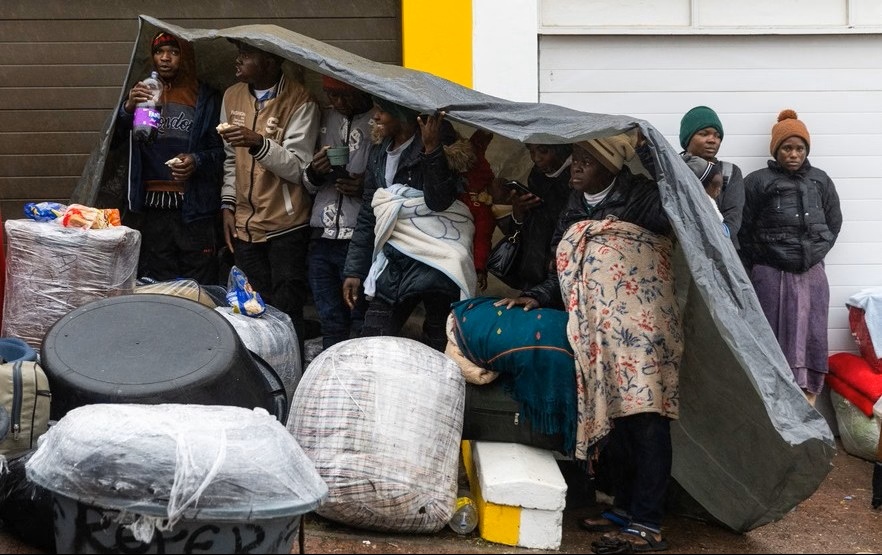 Migrantes ficam ao relento ap&oacute;s encerramento de centro de repatriamento