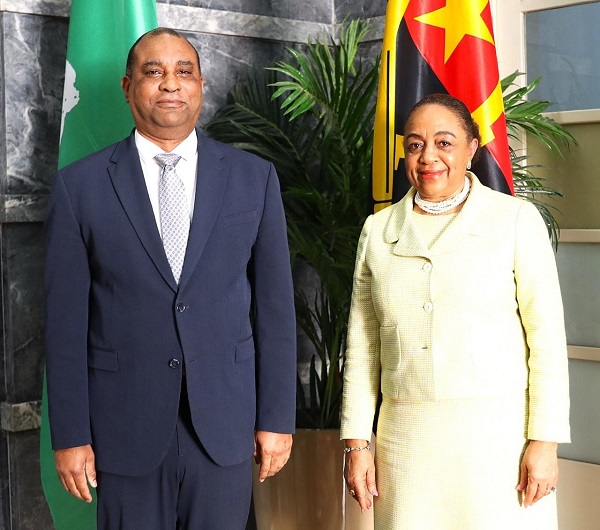 Secret&aacute;ria de Estado para as Rela&ccedil;&otilde;es Exteriores, Esmeralda Mendon&ccedil;a, reuniu-se com embaixador de Cuba acreditado em Angola, &Oacute;scar L&eacute;on Gonzalez