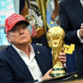 Presidente dos Estados Unidos da Am&eacute;rica, Donald Trump, exibe Ta&ccedil;a do Mundial de 2026