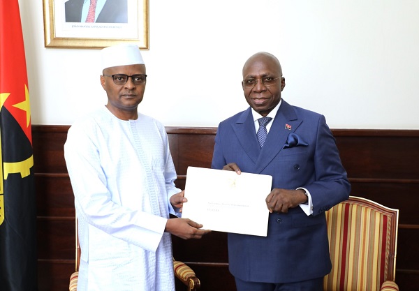 Ministro das Rela&ccedil;&otilde;es Exteriores, T&eacute;te Ant&oacute;nio, recebe mensagem do Presidente do Tchad dirigida ao Presidente Jo&atilde;o Louren&ccedil;o