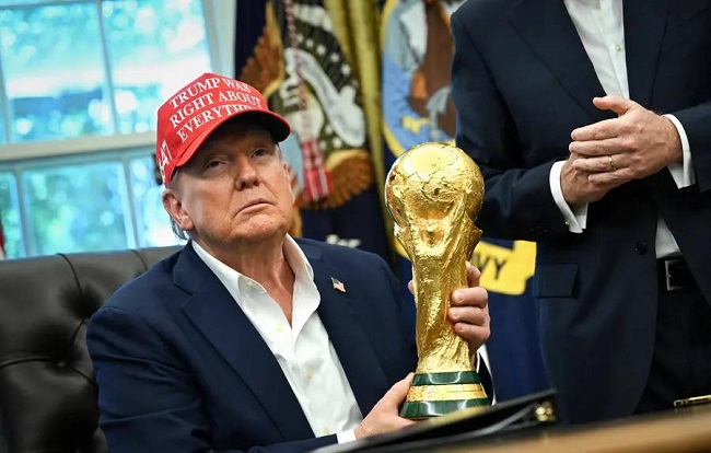 Presidente dos Estados Unidos da Am&eacute;rica, Donald Trump, exibe Ta&ccedil;a do Mundial de 2026