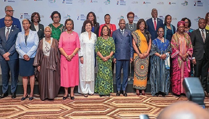 Foto de fam&iacute;lia dos altos dirigentes angolanos e africanos que participam no F&oacute;rum Internacional da Mulher para a Paz e Democracia