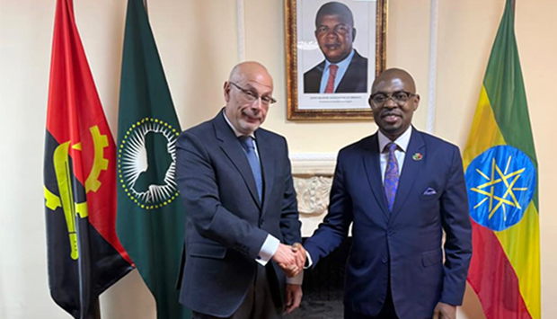 Embaixadores de Angola e de Espanha 