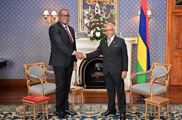 Presidente das Maur&iacute;cias, Dharambeer Gokhool, acreditou Domingos de Almeida Silva Coelho, como embaixador extraordin&aacute;rio e plenipotenci&aacute;rio de Angola