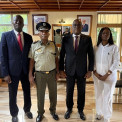 Embaixador de Angola nas Maur&iacute;cias, Domingos Silva Coelho (2&ordm; dir), reuniu-se com comiss&aacute;rio dos Servi&ccedil;os Prisionais das Maur&iacute;cias, Rashid Ali Beekun