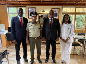 Embaixador de Angola nas Maur&iacute;cias, Domingos Silva Coelho (2&ordm; dir), reuniu-se com comiss&aacute;rio dos Servi&ccedil;os Prisionais das Maur&iacute;cias, Rashid Ali Beekun - MIREX