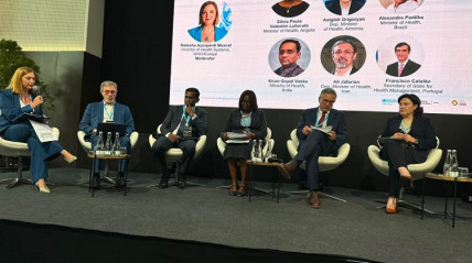 Ministra da Sa&uacute;de, S&iacute;lvia Lutucuta (centro), participa, em Lisboa, numa reuni&atilde;o sobre futuro da sa&uacute;de digital