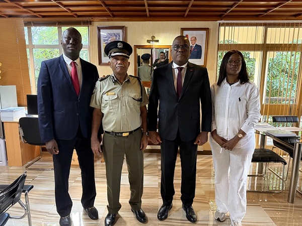 Embaixador de Angola nas Maur&iacute;cias, Domingos Silva Coelho (2&ordm; dir), reuniu-se com comiss&aacute;rio dos Servi&ccedil;os Prisionais das Maur&iacute;cias, Rashid Ali Beekun