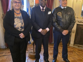 Embaixador de Angola no Uruguai, Azevedo Xavier Francisco (centro), reuniu-se com ministra uruguaia da Defesa, Sandra Lazo - MIREX