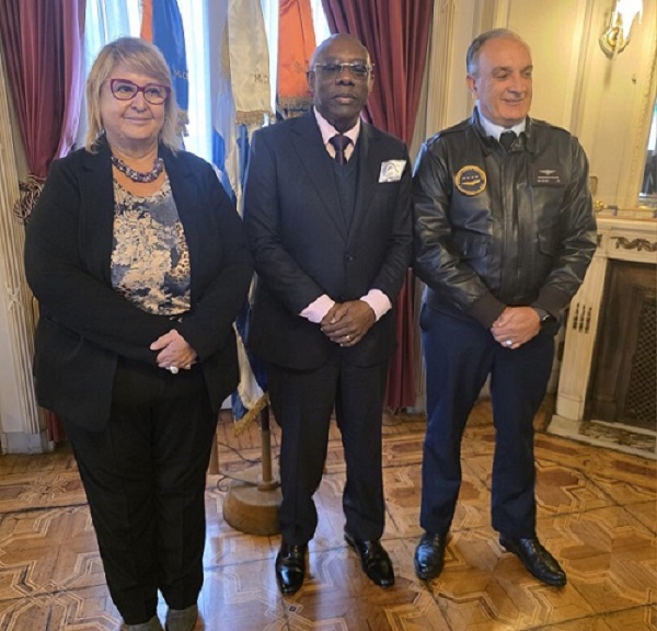 Embaixador de Angola no Uruguai, Azevedo Xavier Francisco (centro), reuniu-se com ministra uruguaia da Defesa, Sandra Lazo