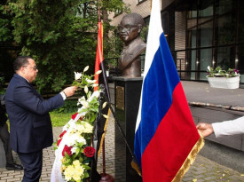 Terceiro vice-presidente da Assembleia Nacional, Raul Lima, homenageou o primeiro Presidente de Angola e Fundador da Na&ccedil;&atilde;o, Ant&oacute;nio Agostinho Neto - Assembleia Nacional