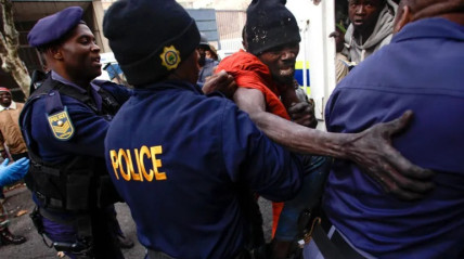 Pol&iacute;cia sul-africana det&eacute;m quase nove mil estrangeiros em 14 dias