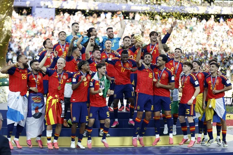 Jogadores da Espanha celebram a conquista do Mundial de futebol de 2026
