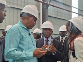 Ministro da Ind&uacute;stria e Com&eacute;rcio, Rui Migu&ecirc;ns de Oliveira, inaugurou f&aacute;brica de produ&ccedil;&atilde;o de recipientes de vidro - DR
