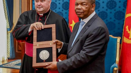 N&uacute;ncio Apost&oacute;lico em Angola, Kryspin Dubiel, entregou ao Presidente da Rep&uacute;blica, Jo&atilde;o Louren&ccedil;o, uma Medalha Pontifical oferecida pelo Papa Le&atilde;o XIV