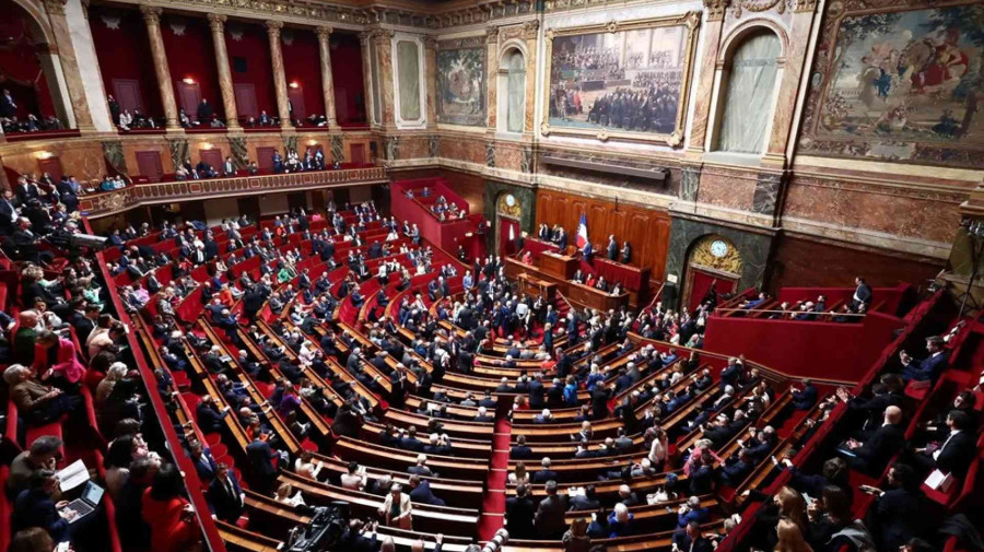 Parlamento franc&ecirc;s aprova restri&ccedil;&otilde;es de internet para menores