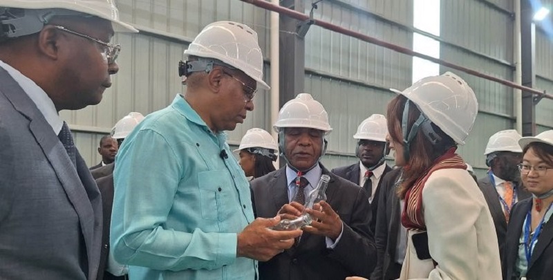 Ministro da Ind&uacute;stria e Com&eacute;rcio, Rui Migu&ecirc;ns de Oliveira, inaugurou f&aacute;brica de produ&ccedil;&atilde;o de recipientes de vidro