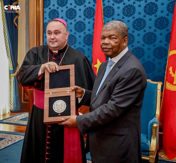 N&uacute;ncio Apost&oacute;lico em Angola, Kryspin Dubiel, entregou ao Presidente da Rep&uacute;blica, Jo&atilde;o Louren&ccedil;o, uma Medalha Pontifical oferecida pelo Papa Le&atilde;o XIV