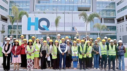 Especialistas brasileiros em visita ao Hospital dos Queimados em Luanda 