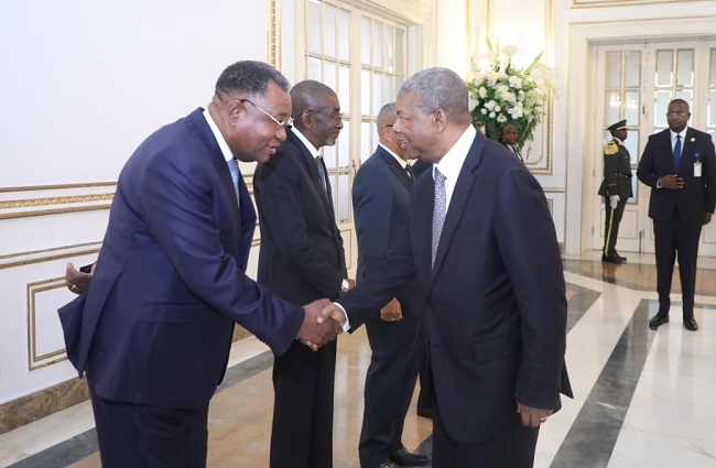 Presidente da Rep&uacute;blica, Jo&atilde;o Louren&ccedil;o, conferiu posse aos novos secret&aacute;rios de Estado do Minist&eacute;rio da Defesa Nacional e ao novo embaixador de Angola no Senegal
