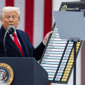 Trump muda de estrat&eacute;gia legal em novas tarifas contra mais de 80 pa&iacute;ses