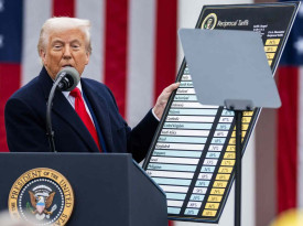 Trump muda de estrat&eacute;gia legal em novas tarifas contra mais de 80 pa&iacute;ses - DR