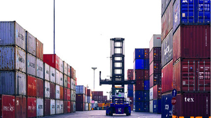 Contentores numa &aacute;rea portu&aacute;ria 