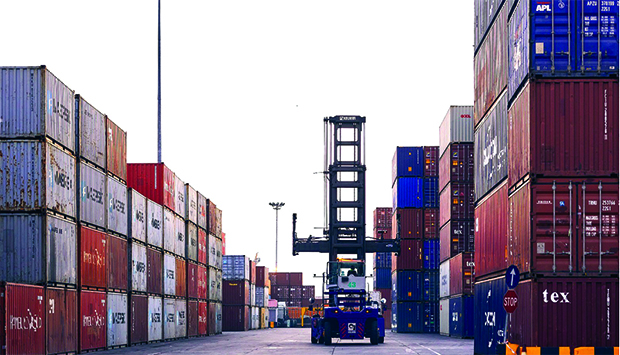 Contentores numa &aacute;rea portu&aacute;ria 