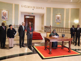 Presidentes dos parlamentos dos Estados-membros da CPLP assinam Livro de Honra da Assembleia Nacional de Angola - Assembleia Nacional