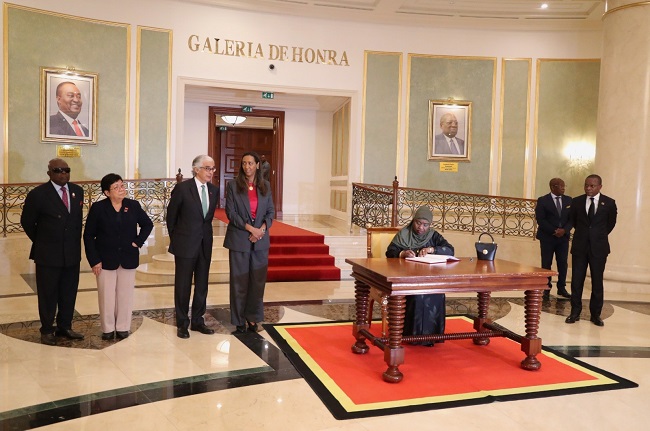 Presidentes dos parlamentos dos Estados-membros da CPLP assinam Livro de Honra da Assembleia Nacional de Angola