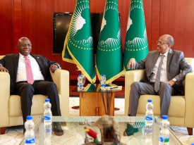 Ministro das Rela&ccedil;&otilde;es Exteriores, T&eacute;te Ant&oacute;nio, e o presidente da Comiss&atilde;o da Uni&atilde;o Africana, Mahmoud Ali Youssouf, reuniram-se em Adis Abeba (Eti&oacute;pia) - MIREX