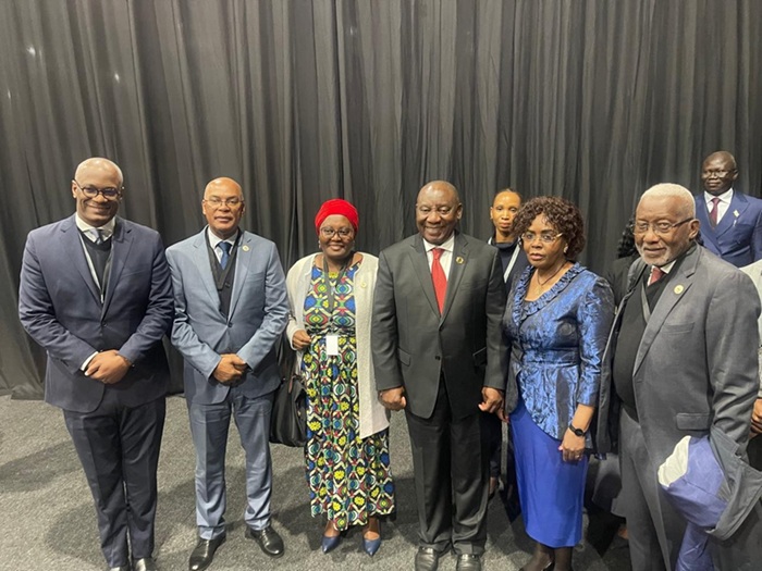Delega&ccedil;&atilde;o parlamentar angolana com o Presidente da &Aacute;frica do Sul, Cyril Ramaphosa (centro), na reuni&atilde;o do Parlamento Pan-Africano