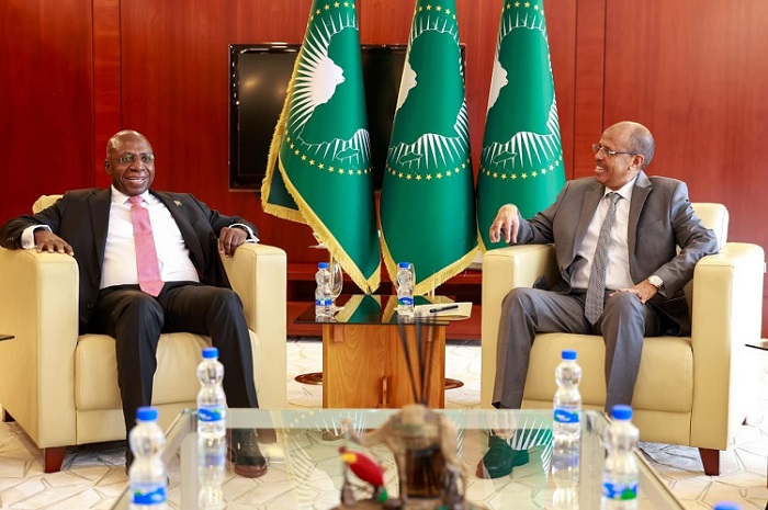 Ministro das Rela&ccedil;&otilde;es Exteriores, T&eacute;te Ant&oacute;nio, e o presidente da Comiss&atilde;o da Uni&atilde;o Africana, Mahmoud Ali Youssouf, reuniram-se em Adis Abeba (Eti&oacute;pia)