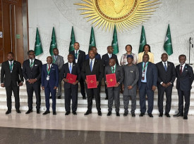 Ministro das Rela&ccedil;&otilde;es Exteriores, T&eacute;te Ant&oacute;nio (2&ordm; dir.), testemunhou, em Addis-Abeba (Eti&oacute;pia), a assinatura do Acordo de Compromisso Conjunto entre o Gab&atilde;o e a Guin&eacute; Equatorial - MIREX