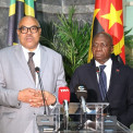 Ministros angolano das Rela&ccedil;&otilde;es Exteriores, T&eacute;te Ant&oacute;nio, e dos Neg&oacute;cios Estrangeiros e Coopera&ccedil;&atilde;o da &Aacute;frica Oriental tanzaniano, Mahmoud Thabit Kombo