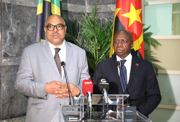 Ministros angolano das Rela&ccedil;&otilde;es Exteriores, T&eacute;te Ant&oacute;nio, e dos Neg&oacute;cios Estrangeiros e Coopera&ccedil;&atilde;o da &Aacute;frica Oriental tanzaniano, Mahmoud Thabit Kombo