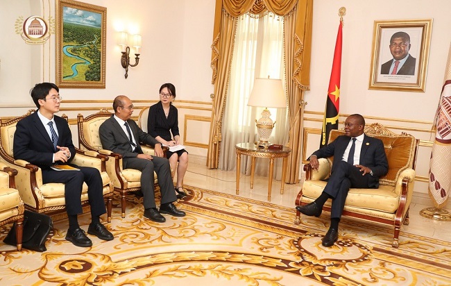 Presidente da Assembleia Nacional, Ad&atilde;o de Almeida, recebeu em audi&ecirc;ncia o embaixador da China em Angola, Zhang Bin