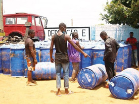 Pol&iacute;cia mo&ccedil;ambicana apreende 820 litros de gasolina contrabandeada - DR