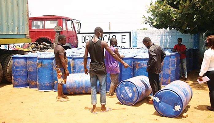 Pol&iacute;cia mo&ccedil;ambicana apreende 820 litros de gasolina contrabandeada