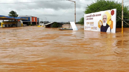 Chuvas fortes e deslizamentos de terra causam mais de 100 mortes na &Iacute;ndia