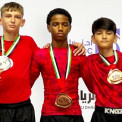Atleta Kayron Cardoso (centro) conquistou medalha de bronze no campeonato do mundo de Jiu-Jitsu