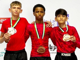 Atleta Kayron Cardoso (centro) conquistou medalha de bronze no campeonato do mundo de Jiu-Jitsu - DR