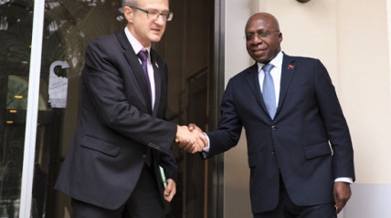 Ministro das Rela&ccedil;&otilde;es Exteriores, T&eacute;te Ant&oacute;nio, recebe em audi&ecirc;ncia Milo Perii, embaixador da S&eacute;rvia acreditado em Angola