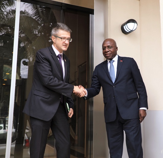 Ministro das Rela&ccedil;&otilde;es Exteriores, T&eacute;te Ant&oacute;nio, recebe em audi&ecirc;ncia Milo Perii, embaixador da S&eacute;rvia acreditado em Angola