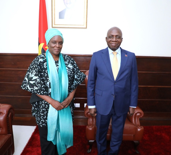 Ministro das Rela&ccedil;&otilde;es Exteriores, T&eacute;te Ant&oacute;nio, recebeu em audi&ecirc;ncia coordenadora residente das Na&ccedil;&otilde;es Unidas em Angola, Amanda Mukwashi