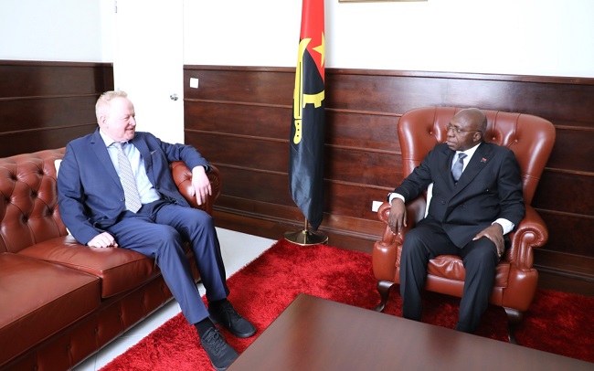 Ministro das Rela&ccedil;&otilde;es Exteriores, T&eacute;te Ant&oacute;nio, recebeu Lukas Schifferle, Encarregado de Neg&oacute;cios da Embaixada da Confedera&ccedil;&atilde;o Su&iacute;&ccedil;a em Angola